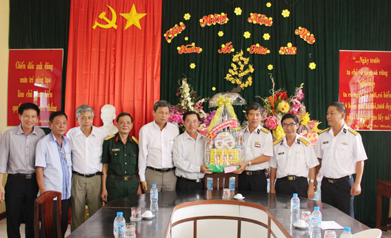 Đồng chí Trần Minh Thấu tặng quà tết cho đơn vị Căn cứ 696.