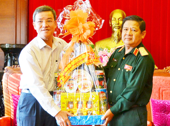 Chủ tịch UBND tỉnh Đinh Quốc Thái trao quà tết cho Bộ Tư lệnh Quân khu 7