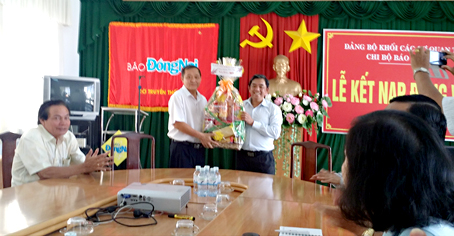 Trưởng ban Tuyên giáo Tỉnh ủy Huỳnh Văn Tới trao quà tết cho cán bộ, nhân viên Báo Đồng Nai. Ảnh: Nguyễn Hường