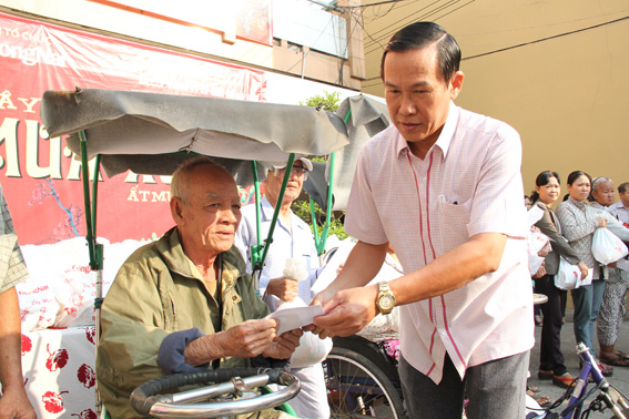 Phó tổng Biên tập Báo Đồng Nai Lã Xuân Phú trao quà cho người nghèo.