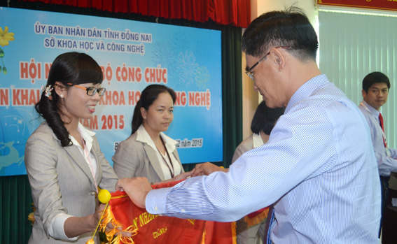 Phó chủ tịch UBND tỉnh Trần Văn Vĩnh trao Cờ thi đua xuất sắc cho 2 tập thể của Sở Khoa học - công nghệ
