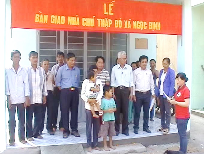  trao tặng căn nhà chữ thập đỏ cho gia đình anh Nguyễn Phương Linh