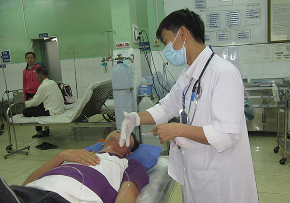 Bác sĩ Bệnh viện đa khoa Đồng Nai khám bệnh cấp cứu cho bệnh nhân. Ảnh: N.Thư