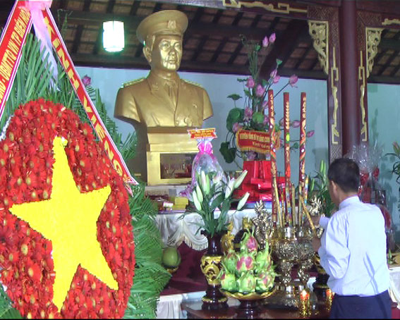 Chủ tịch UBND tỉnh Đinh Quốc Thái dâng hương tại đền thờ Bác Giáp