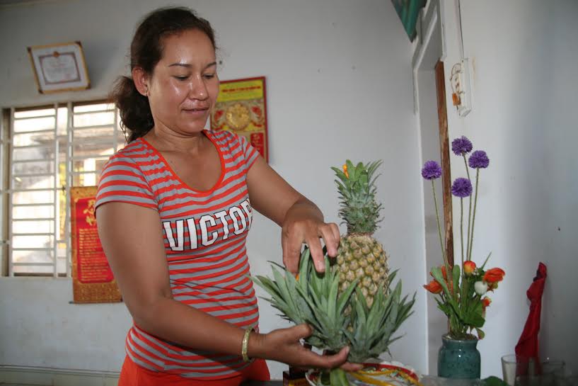 Bà Nguyễn Thị Thu Thủy (sinh năm 1977, dân tộc Chơro) sắp trái cây chưng tết