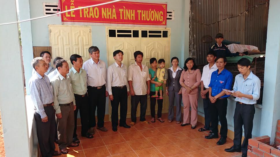  trao quà cho cho gia đình bà Phạm Thị Long Phượng trong lễ bàn giao nhà