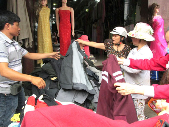     Khách mua, người bán mời chào rôm rả tại chợ đêm Biên Hòa.