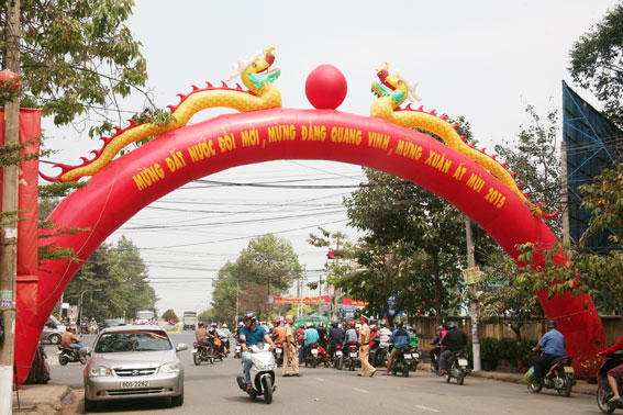 Cổng chào xuân bằng bóng hơi phía trước Trung tâm Văn hóa – thể thao huyện Trảng Bom – nơi đây sẽ diễn ra màn bắn pháo hoa vào tối ngày 18-2.