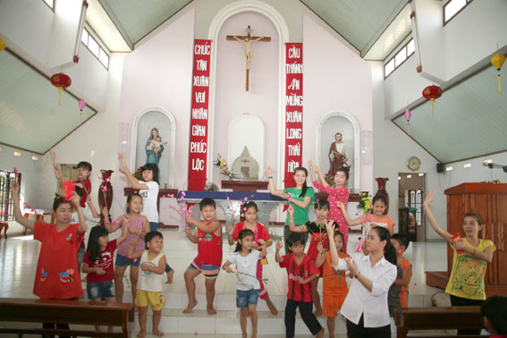 Đồng bào giáo dân tại xã Xuân Thạnh, huyện Thống Nhất tập múa hát để biểu diễn trong đêm giao thừa.