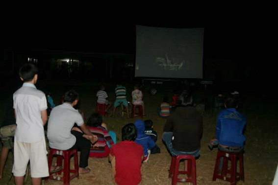 Các tầng lớp nhân dân xã nông thôn mới Bàu Hàm 2 được đội chiếu phim lưu động phục vụ bộ phim hài vui nhộn “Để mai tính 2
