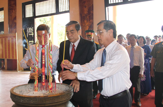 Các đồng chí lãnh đạo Tỉnh ủy, HĐND, UBND, Ủy ban MTTQVN tỉnh dâng hương tại Văn miếu Trấn Biên.