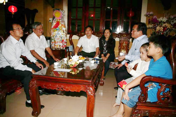 thăm và chúc tết gia đình của đồng chí Hồ Văn Giang, nguyên Bí thư huyện ủy Xuân Lộc