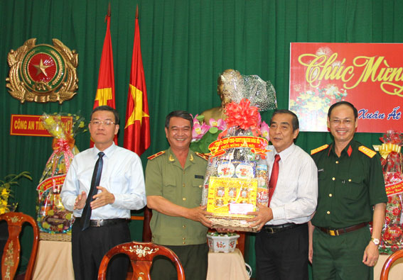 Lãnh đạo tỉnh  tặng quà cho Bộ chỉ huy quân sự tỉnh.