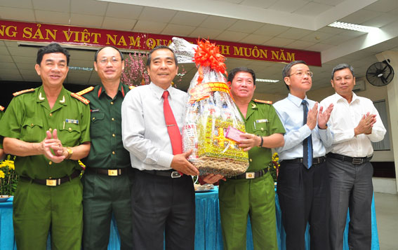 Lãnh đạo tỉnh  tặng quà cho Cảnh sát phòng cháy chữa cháy.