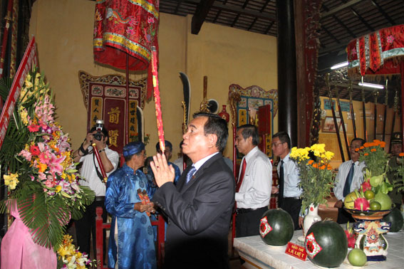 Lãnh đạo tỉnh dâng hương tại Đền thờ Nguyễn Hữu Cảnh.