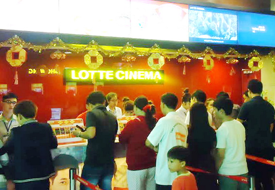 Rất đông khách xếp hàng mua vé xem phim tại Cụm rạp Lotte Cine