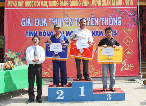 Trao giải cho các đội thuyền đạt thứ hạng cao cự ly 1.000m trong tỉnh