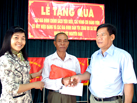 Ông Điểu Bảo (bìa phải) tặng quà tết cho già làng Nguyễn Văn Hoàng nhân dịp xuân về, tết đến.