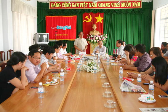 Đồng chí Huỳnh Văn Tới, Ủy viên Ban TVTU, Trưởng ban Tuyên giáo Tỉnh ủy gặp mặt và chúc tết tập thể Báo Đồng Nai