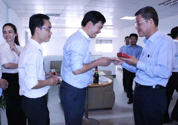 Chủ tịch UBND tỉnh Đinh Quốc Thái tặng quà cho các nhân viên Công ty cổ phần Bệnh viện đa khoa Đồng Nai.