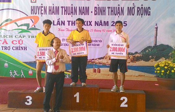 Điền kinh Đồng Nai (bìa phải) nhận giải nhì đồng đội hê tuyển nam 