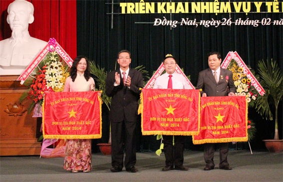 Chủ tịch UBND tỉnh Đinh Quốc Thái trao cờ thi đua của UBND tỉnh cho 3 tập thể có thành tích xuất sắc trong phong trào thi đua yêu nước năm 2014