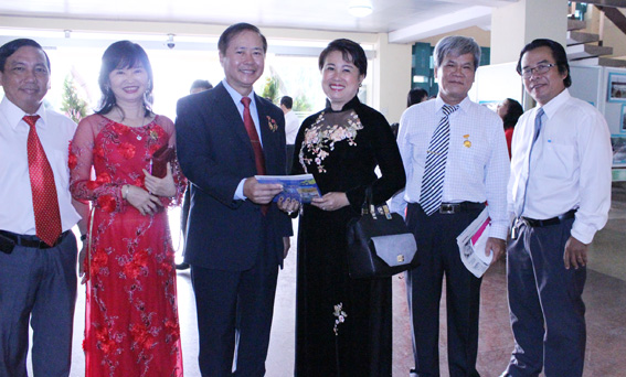 Đồng chí Phan Thị Mỹ Thanh, Phó Bí thư Tỉnh ủy gặp gỡ các thầy thuốc trong buổi lễ. 