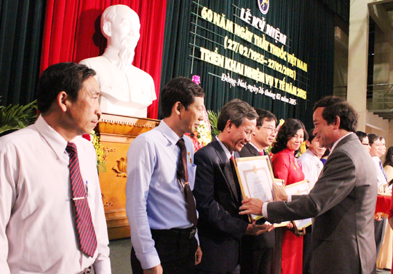 Phó Chủ tịch UBND tỉnh Nguyễn Thành Trí trao bằng khen của UBND tỉnh cho các cá nhân có thành tích xuất sắc trong phong trào thi đua yêu nước năm 2014.