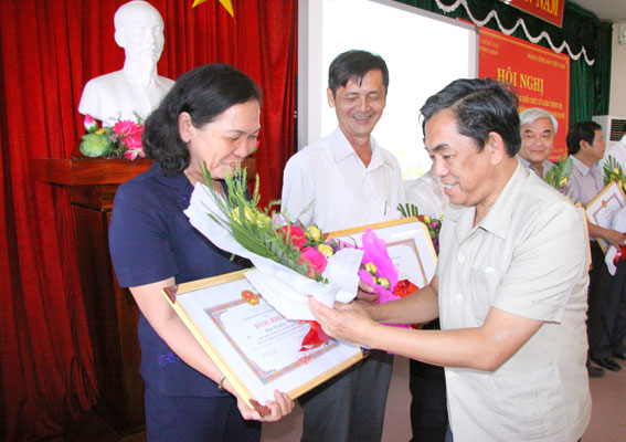 Đồng chí Huỳnh Văn Tới trao bằng khen cho các tập thể có thành tích xuất sắc trong thực hiện đề án  