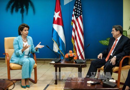 Trước đó, ngày 18/2, Ngoại trưởng Cuba Bruno Rodriguez (phải) đã có cuộc gặp lãnh đạo đảng Dân chủ tại Hạ viện Mỹ, nữ Hạ nghị sĩ Nancy Pelosi để thảo luận về tiến trình bình thường hóa quan hệ giữa hai nước. Ảnh: AFP/TTXVN phát