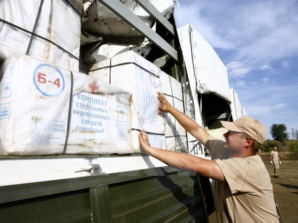 Xe chở hàng viện trợ nhân đạo thứ 2 của Nga tại một trạm kiểm soát gần Donetsk, khu vực biên giới giữa Nga và Ukraine ngày 11/9/2014. (Nguồn: AFP/TTXVN)