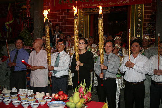 Các đại biểu dâng hương tại buổi lễ.