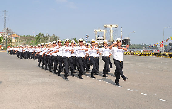 Các chiến sĩ của vùng 2 Hải quân diễu hành qua lễ đài (ảnh: Đăng Tùng)