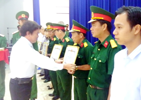 Phó chủ tịch UBND tỉnh Nguyễn Thành Trí trao bằng khen cỉa UBND tỉnh cho các tập thể, cá nhân có thành tích trong công tác giáo dục quốc phòng- An ninh
