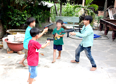 Một nhóm trẻ ở ấp Thuận An (xã Sông Thao, huyện Trảng Bom) vô tư đùa nghịch với súng bắn đạn nhựa.