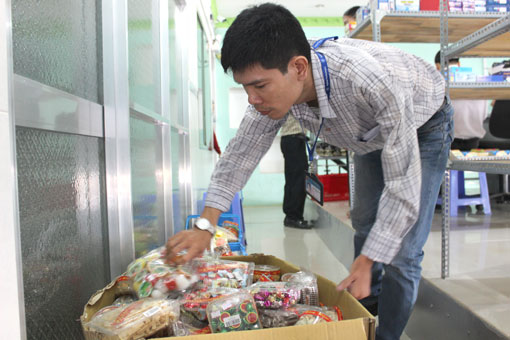 Đoàn kiểm tra liên ngành tỉnh niêm phong một số mặt hàng bánh, kẹo không rõ nguồn gốc ở một siêu thị ở xã Phước Thiền (huyện Nhơn Trạch). Ảnh: An An