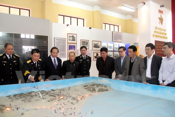 Đại diện lực lượng hải quân chia sẻ thông tin lịch sử với Thứ trưởng Trương Minh Tuấn (thứ ba từ trái sang). (Ảnh: Vietnam+)