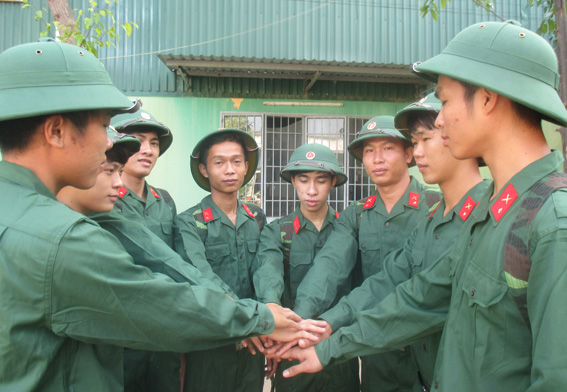 Tân binh thị trấn Tân Phú trước giờ đưa quân về hội trại tòng quân huyện (ảnh: Đ.Phú)