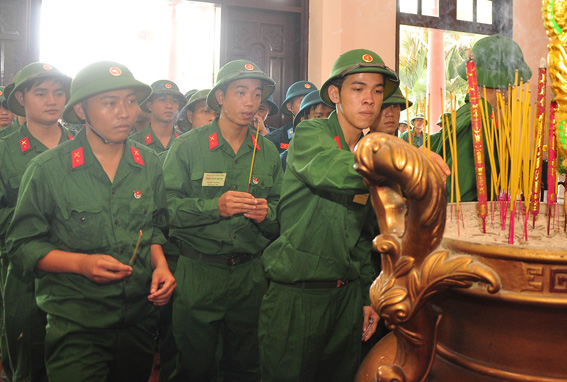 Tân binh thắp hương tại Đền thờ liệt sĩ huyện Nhơn Trạch
