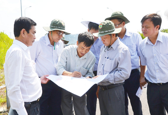 Chủ tịch HĐND tỉnh Trần Văn Tư (thứ 2 từ trái qua) và Phó chủ tịch UBND tỉnh Trần Minh Phúc (thứ 2 từ phải qua) đang kiểm tra dự án tại thực địa nút giao Hương lộ 2 với đường cao tốc TP.Hồ Chí Minh - Long Thành - Dầu Giây.