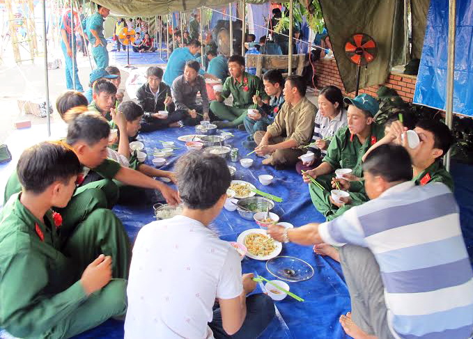Bữa cơm chiều của các chiến sĩ trước khi tham gia đêm hội trại
