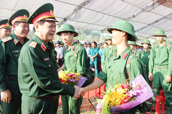 Thượng Tướng Nguyễn Thành Cung, Ủy viên Trung ương đảng, Thứ trưởng Bộ Quốc phòng thăm hỏi các tân binh trước giờ lên đường nhập ngũ.