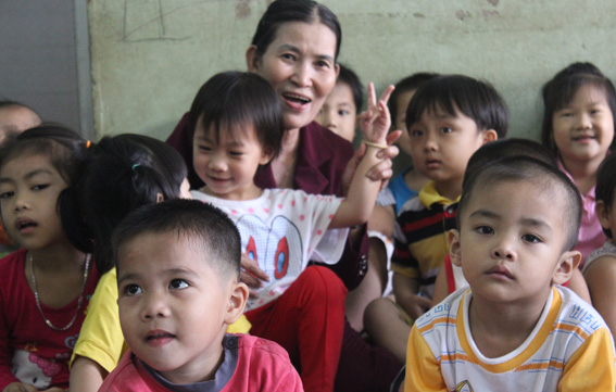 “Mẹ Thới” cùng các em nhỏ tại Cô nhi viện Hoa Mai.