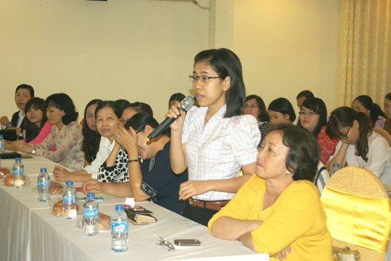Các đại biểu trao đổi trong buổi tập huấn “Vai trò, trách nhiệm của nữ công nhân viên chức lao động trong thực hiện bình đẳng giới” do Liên đoàn lao động tỉnh tổ chức