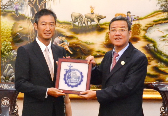 Chủ tịch UBND tỉnh Đinh Quốc Thái tặng quà lưu niệm của tỉnh cho ông Uehara Atsushi nguyên Tổng giám đốc Công ty Long Đức