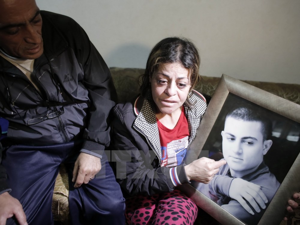 Bố mẹ của Mohammed Musallam ở Đông Jerusalem đau khổ khi nghe tin con trai mình bị IS hành quyết. (Nguồn: AFP/TTXVN)