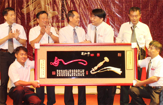 Hiệp hội doanh nghiệp Đài Loan tại Đồng Nai tặng quà lưu niệm cho Trưởng ban Ban quản lý các khu công nghiệp Đồng Nai, ông Võ Thanh Lập (đứng giữa). Ảnh: B.Nguyên   