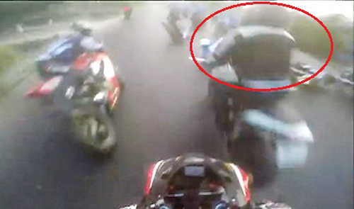 Phụng (vòng đỏ) phóng chiếc mô tô đến khi ông Sáng ngã xuống đường. Ảnh cắt từ clip