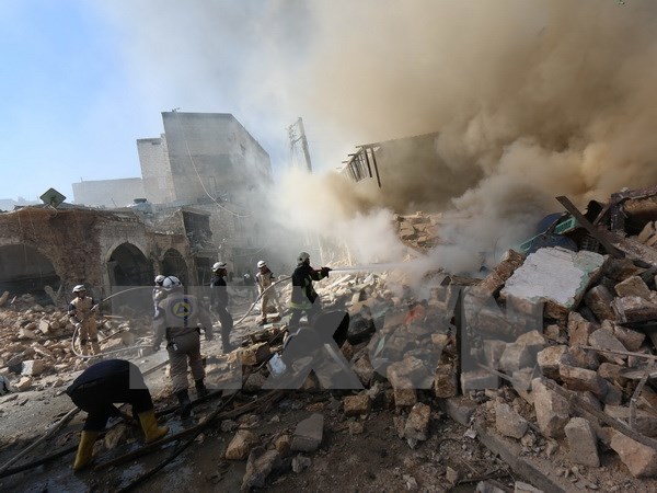 Cảnh đổ nát sau một cuộc không kích tại thành phố Aleppo. (Nguồn: AFP/TTXVN)