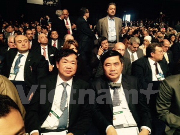 Bộ trưởng Cao Đức Phát (phải) và Đại sứ Việt Nam tại Ai Cập Đào Thành Chung tham dự phiên khai mạc. (Nguồn: Vietnam+)